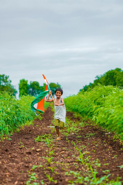 Niño indio celebrando el día de la independencia o la República de la India