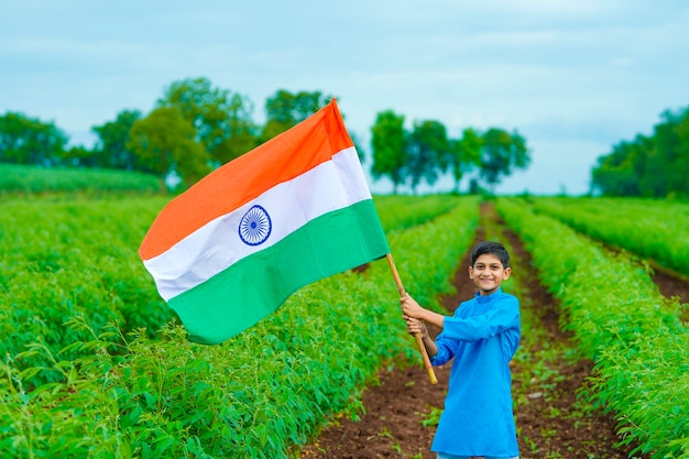 Niño indio celebrando el día de la independencia o la República de la India