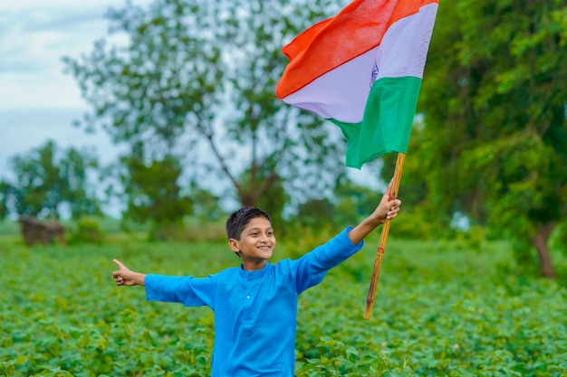 Niño indio celebrando el día de la independencia o la República de la India