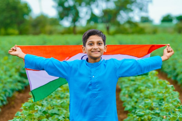 Foto niño indio celebrando el día de la independencia o la república de la india