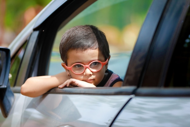 Niño indio en coche