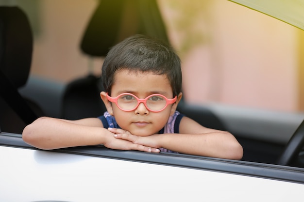 Niño indio en coche