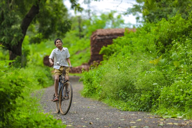 Niño indio disfruta de montar en bicicleta