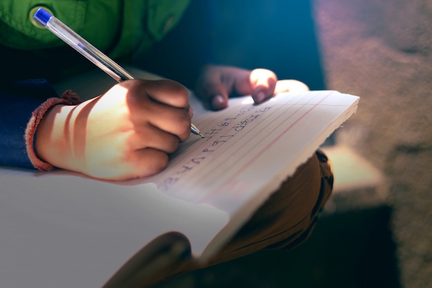 Niño indio escribiendo en el cuaderno