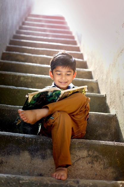 Niño indio estudiando