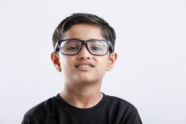 Niño indio con gafas y mirando seriamente