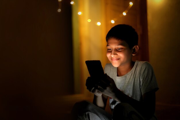 Niño indio joven con smartphone