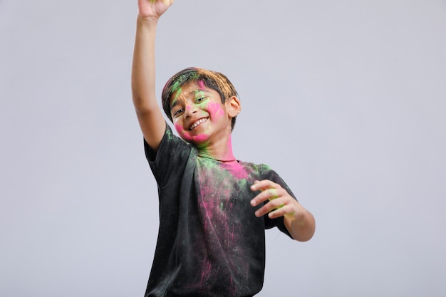 Niño indio jugando con el color en el festival holi