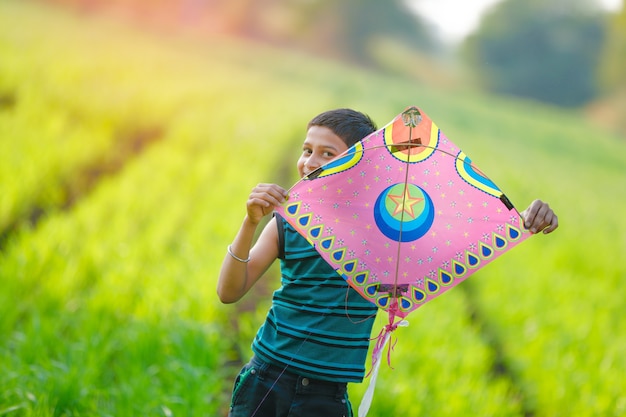 niño indio jugando con cometa