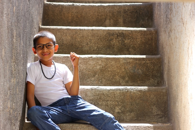 Niño indio en la lente