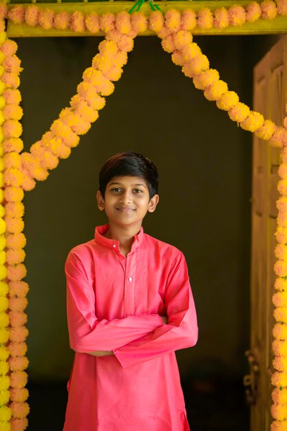 Niño indio en ropa tradicional y celebrando el festival de diwali.