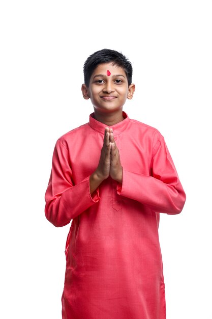 Niño indio en ropa tradicional sobre fondo blanco.