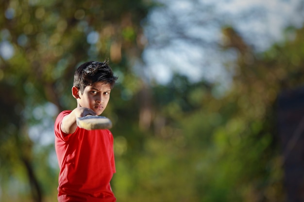 Niño Indio Rural Jugando Cricket