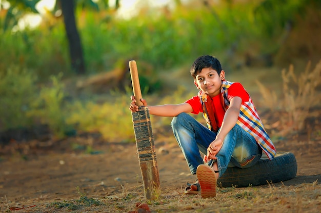 Niño Indio Rural Jugando Cricket