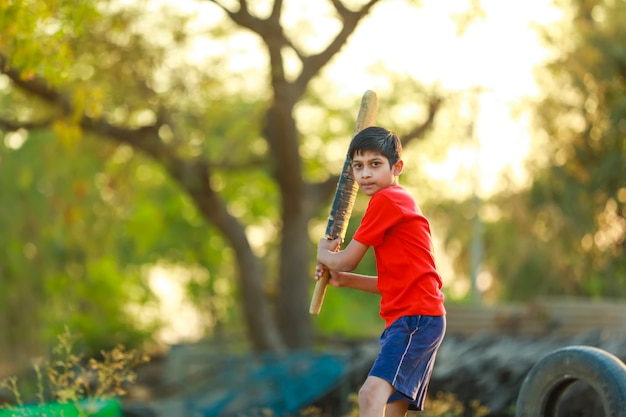 Niño Indio Rural Jugando Cricket