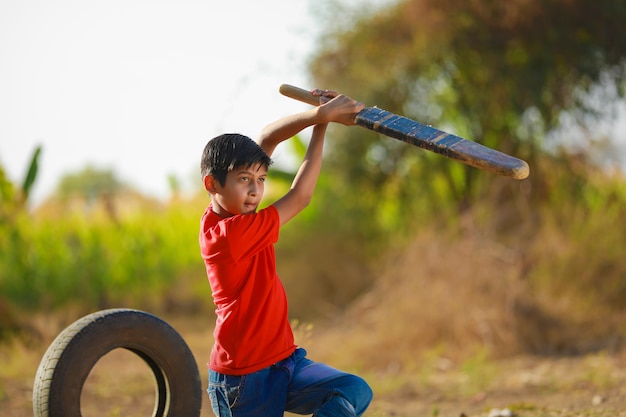 Niño Indio Rural Jugando Cricket