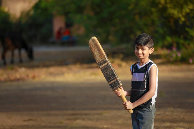 Niño Indio Rural Jugando Cricket