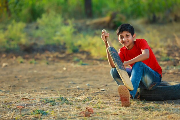 Niño Indio Rural Jugando Cricket