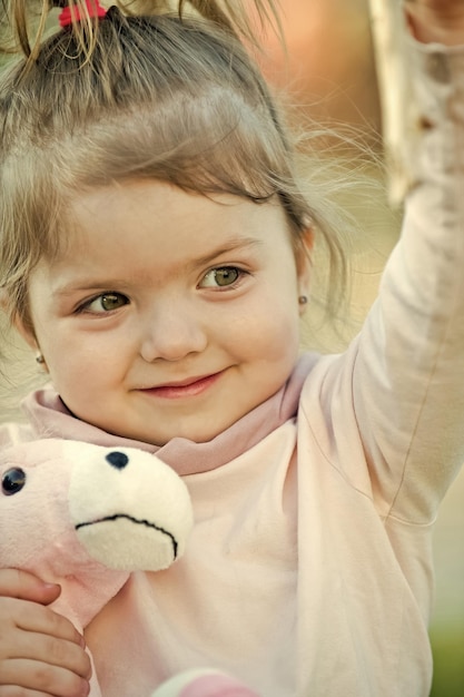 Foto niño infancia niños concepto de felicidad niño niña con sonrisa en cara adorable jugar con juguete
