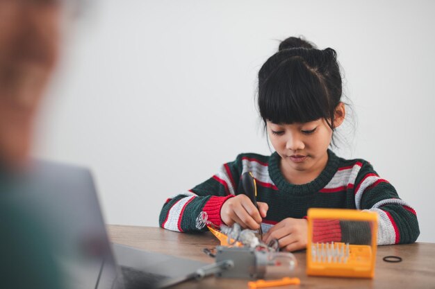 Niño ingenioso que construye autos robot en casa