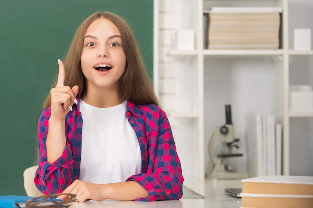 Niño inspirado en el aula sobre fondo de pizarra 1 de septiembre infancia