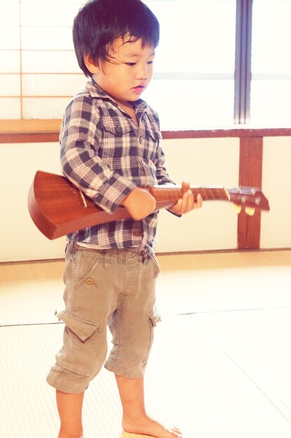 Foto niño con un instrumento musical