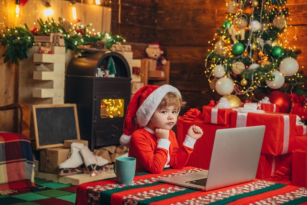 Niño inteligente con cara alegre regalos de compras para padres calcetín de navidad sueños de niño de navidad comprar c ...