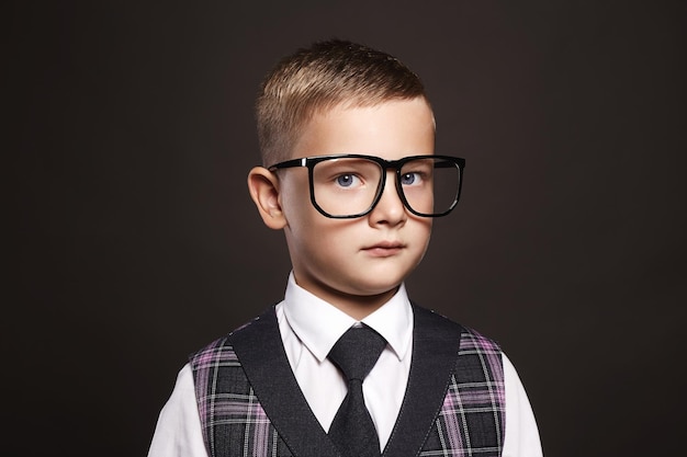 Niño inteligente con gafas