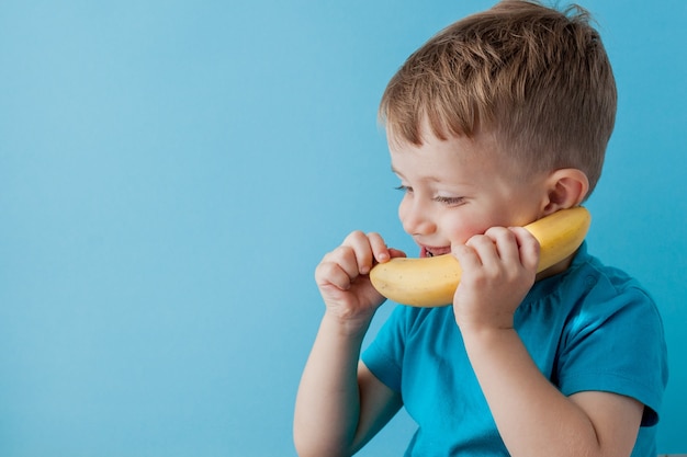 Niño intenta hablar por medio de un plátano en lugar del teléfono.