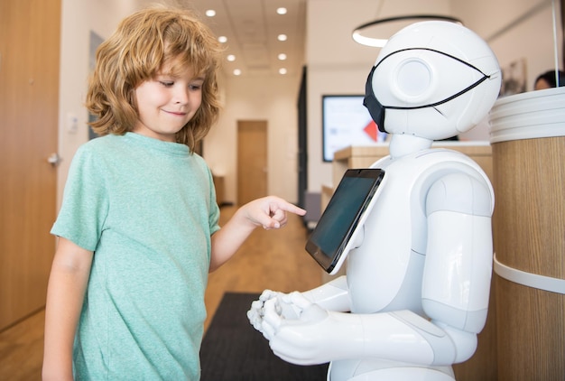 Niño interactúa con la comunicación de inteligencia artificial robot