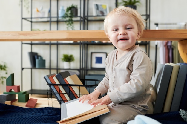 Niño interesante con libros durante el juego.