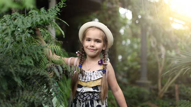 Niño en jardín tropical