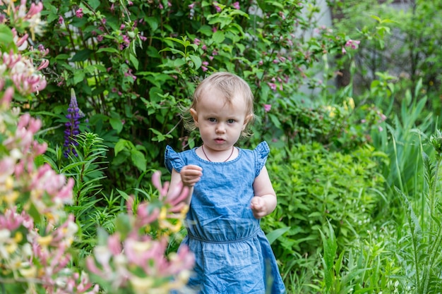 Niño en el jardín