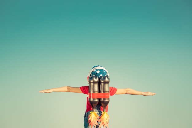 niño con jet pack contra el fondo del cielo niño jugando al aire libre