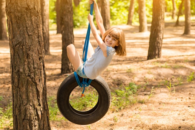 Un niño joven activo feliz posando al aire libre