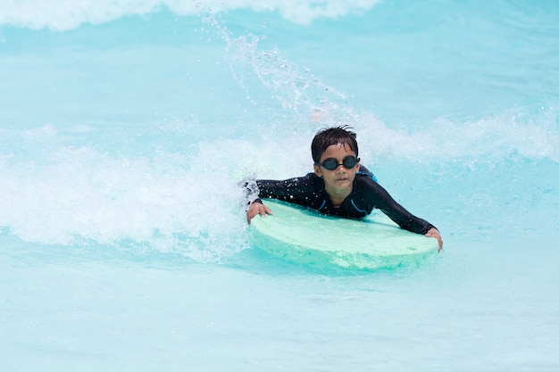 Niño joven, juego, en, agua clara