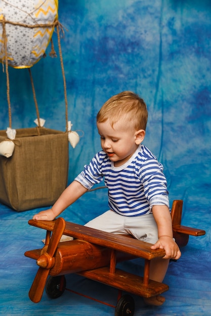 niño joven, juego, con, avión de juguete