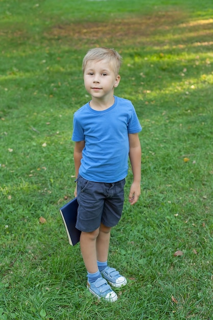 Niño joven, con, un, libro, en, manos