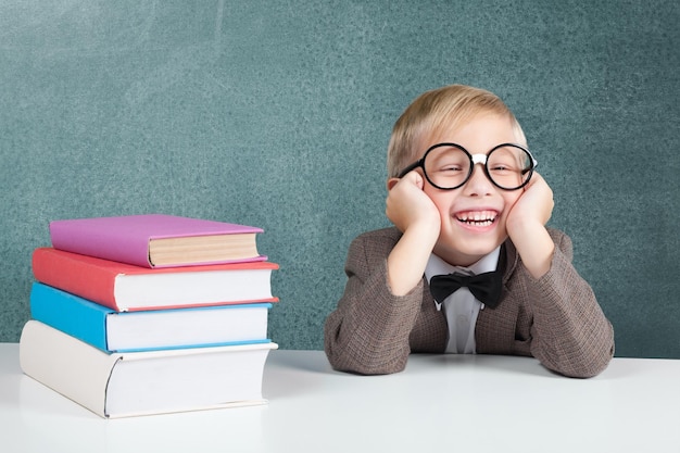 niño joven, con, libros, en, clase, plano de fondo