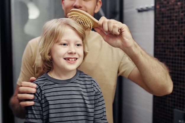 niño joven, con, solo, padre