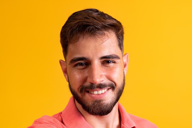 Niño joven, sonriente, para la cámara