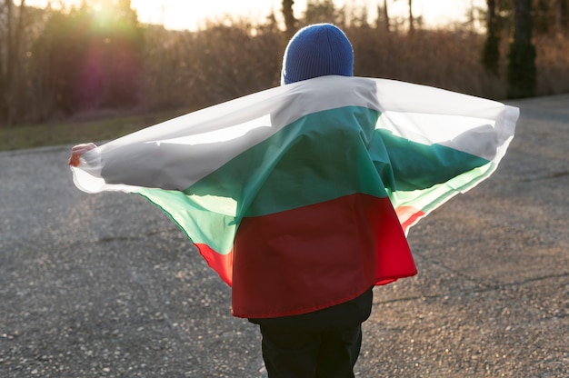 Foto niño joven, tenencia, el, bandera búlgara