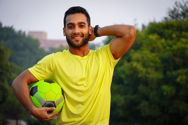 Niño joven, teniendo, fútbol, imagen