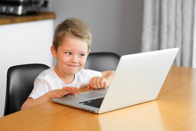un, niño joven, utilizar, un, computador portatil