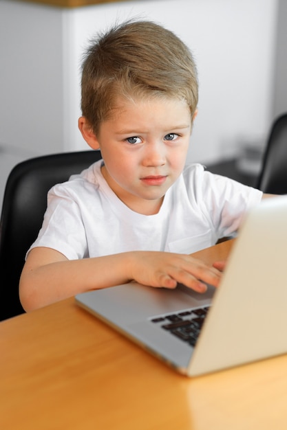 un, niño joven, utilizar, un, computador portatil