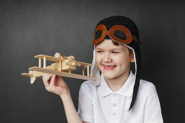 Niño juega con un avión de juguete en casa.