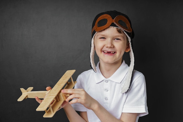 Niño juega con un avión de juguete en casa.