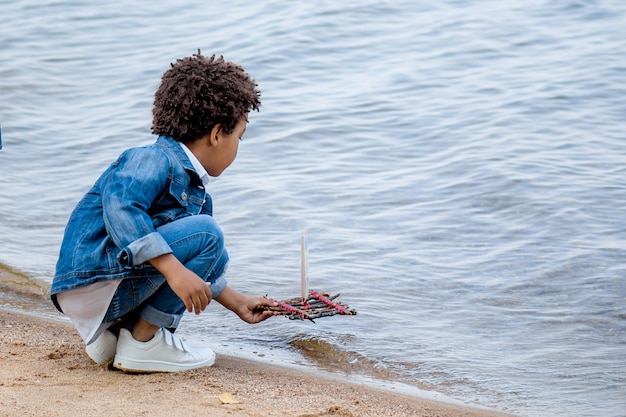 Niño juega en el charco niño juega en el charco Niño con un barco