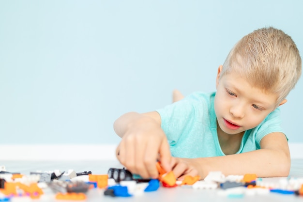 Un niño juega con un constructor de casas.