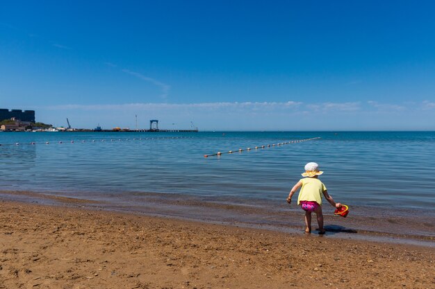 un niño juega en la costa del Mar Negro